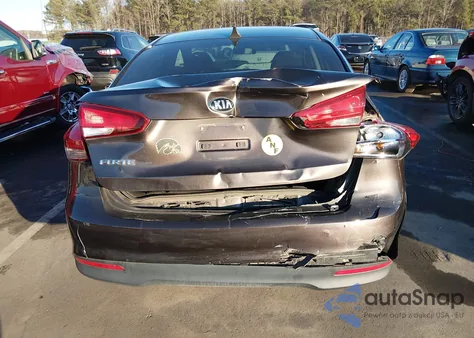 2017 Kia Forte Lx z USA, uszkodzony, nr VIN 3KPFK4A75HE121777
